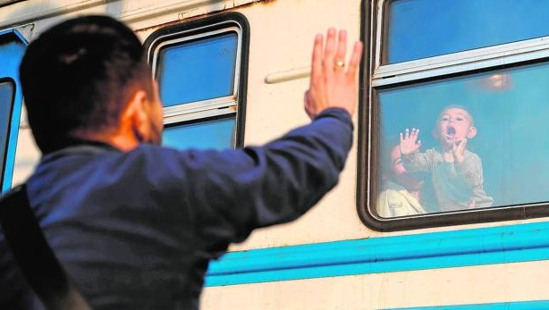 Kamishyn, el hombre que protege los trenes del éxodo