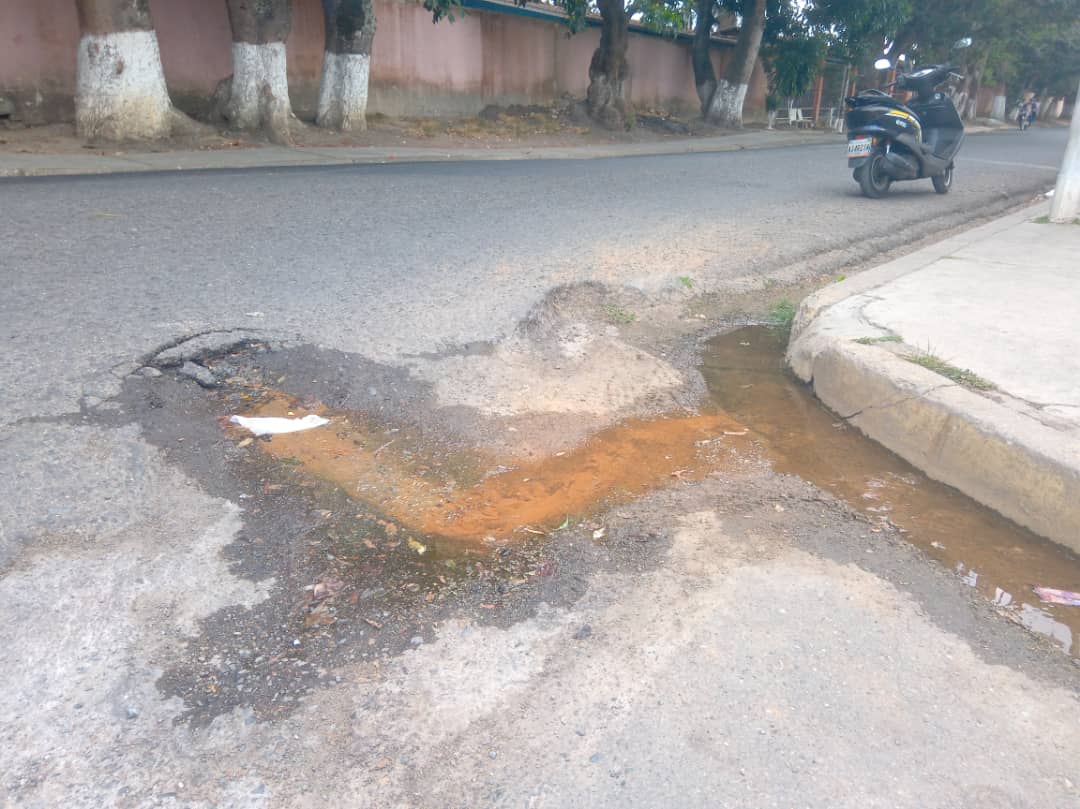 En Bejuma se derrama el agua potable en las calles, mientras que en las viviendas la sequía es tremenda (VIDEO)