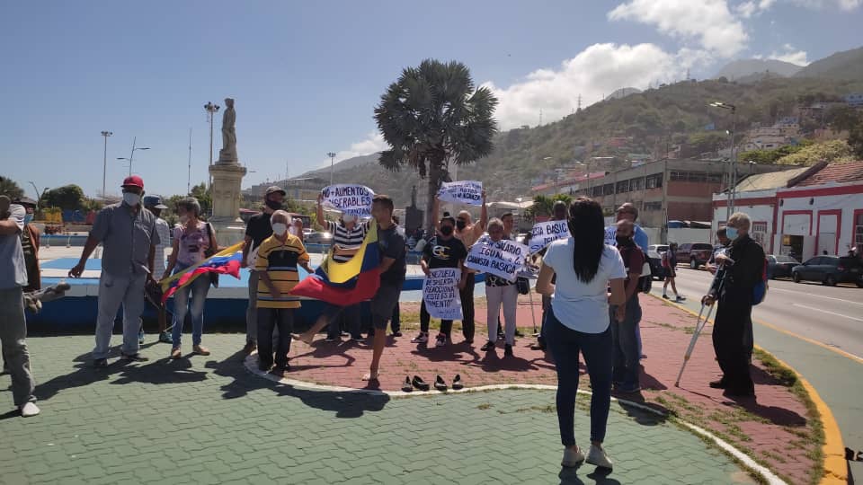 Varguenses salieron a las calles a exigir salarios dignos para todos los trabajadores #18Mar (Fotos)