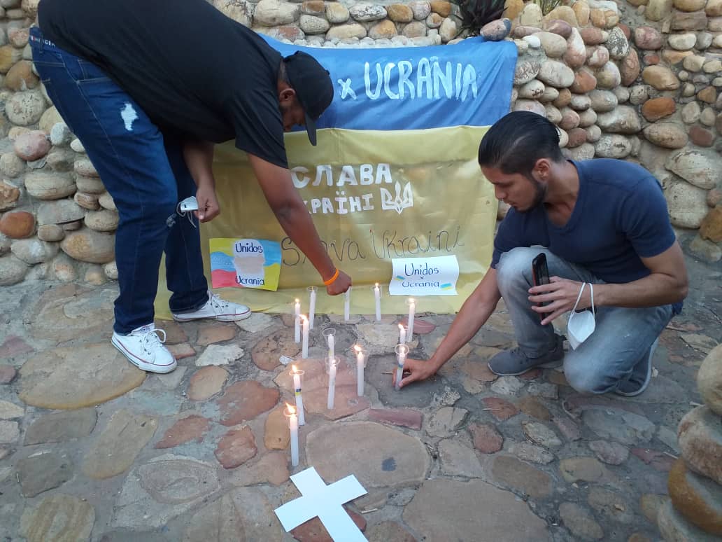 Jóvenes sucrenses exigen el cese de la guerra en Ucrania (FOTOS)