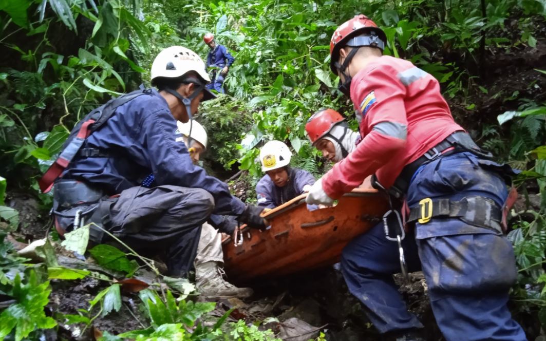 Caída de un vehículo por barranco en vía a Ocumare de la Costa dejó dos muertos (Video)