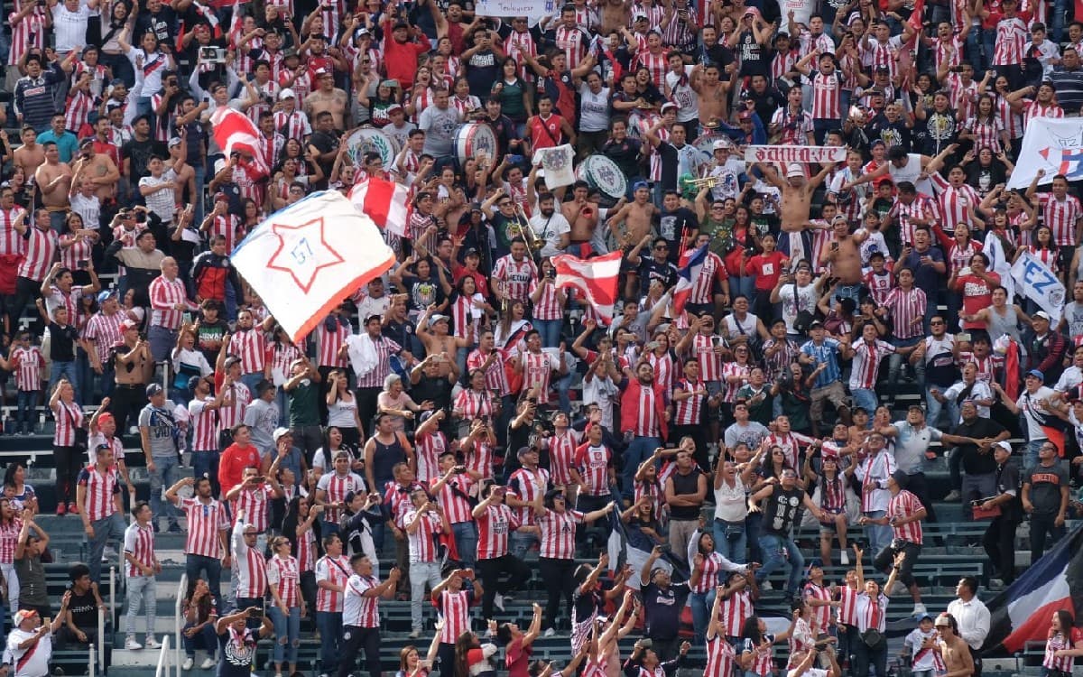 Chivas impedirá ingreso de barras al clásico contra el América tras graves incidentes en México