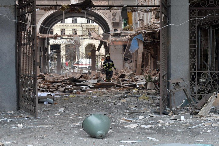 Al menos seis civiles muertos y 15 heridos en bombardeo ruso en ciudad ucraniana de Járkov