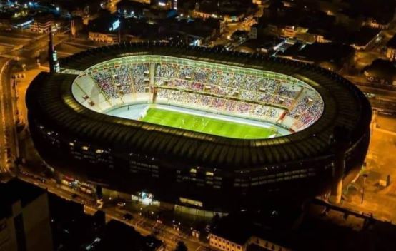 Chamanes hicieron conjuros con espadas y amuletos afuera del Estadio Nacional de Lima