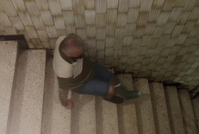 Paciente enyesado se arrastró por las escaleras en el Hospital los Magallanes de Catia por falta de ascensor (FOTO)