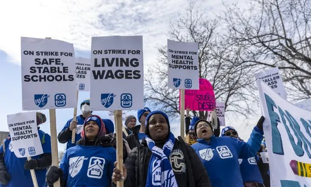 Miles de docentes retoman las huelgas en Estados Unidos