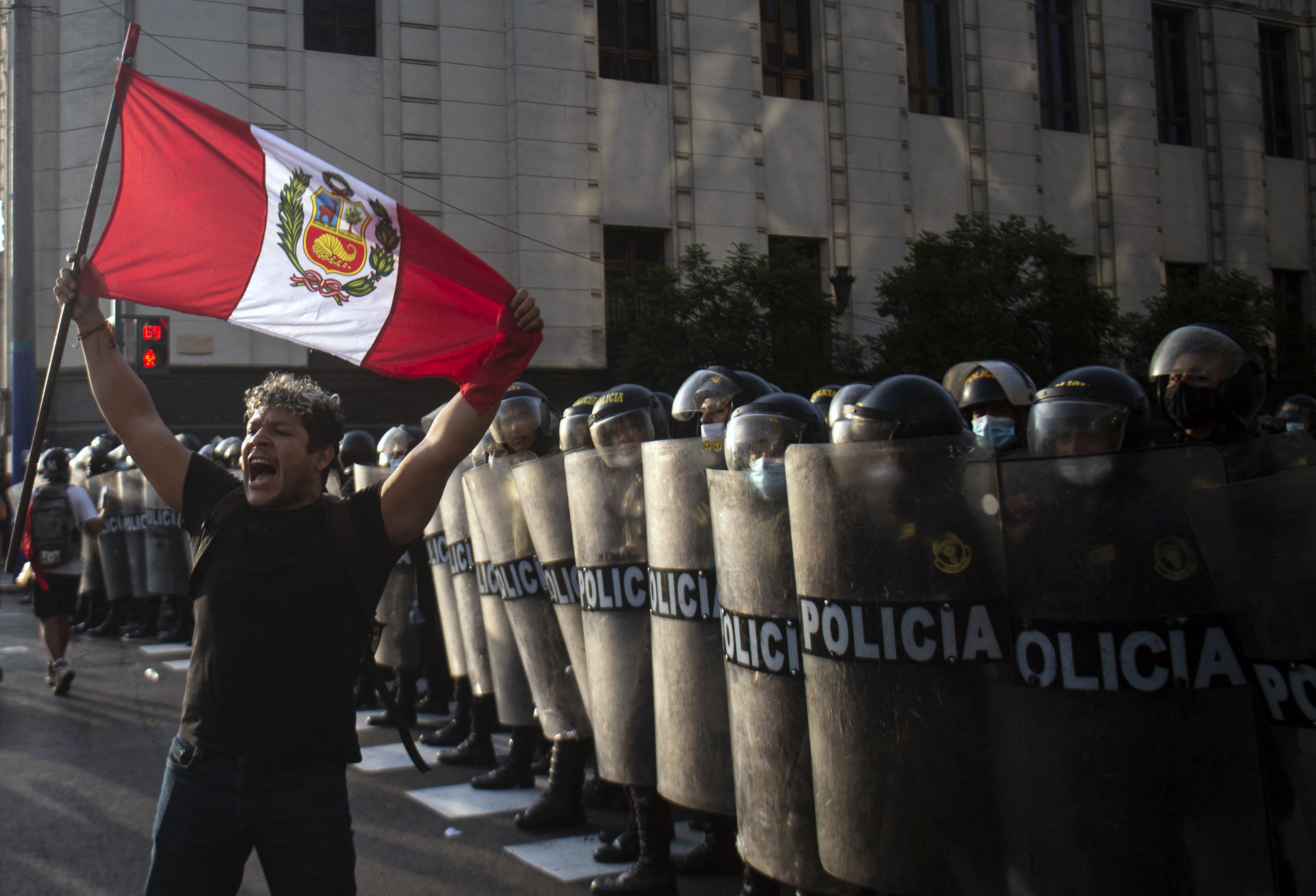 EN FOTOS: Manifestación contra Castillo llenó de humo las calles de Lima, Perú