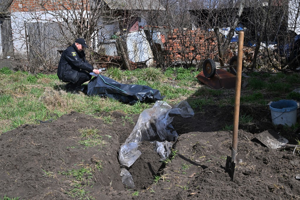 Tras el rastro de cadáveres de la ocupación rusa en una aldea ucraniana