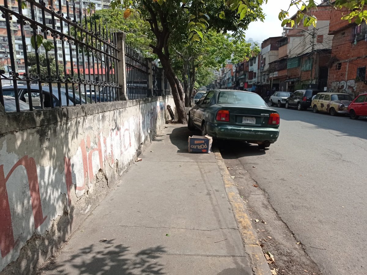 Comercios informales y estacionamiento de vehículos restan espacio en aceras de parroquias caraqueñas