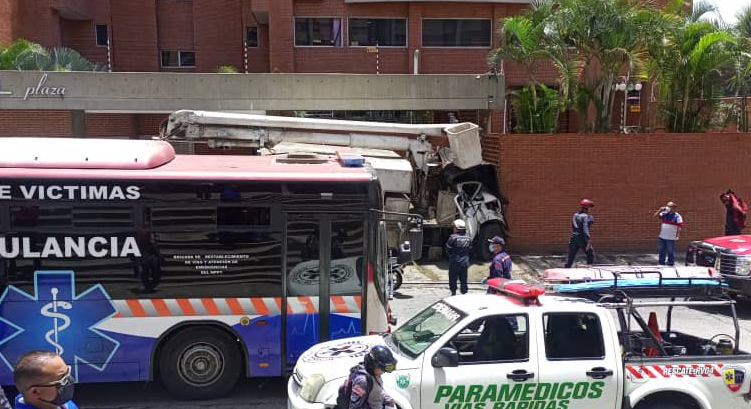 Cámaras de seguridad captan el terrible accidente de un camión contra edificio en Santa Mónica