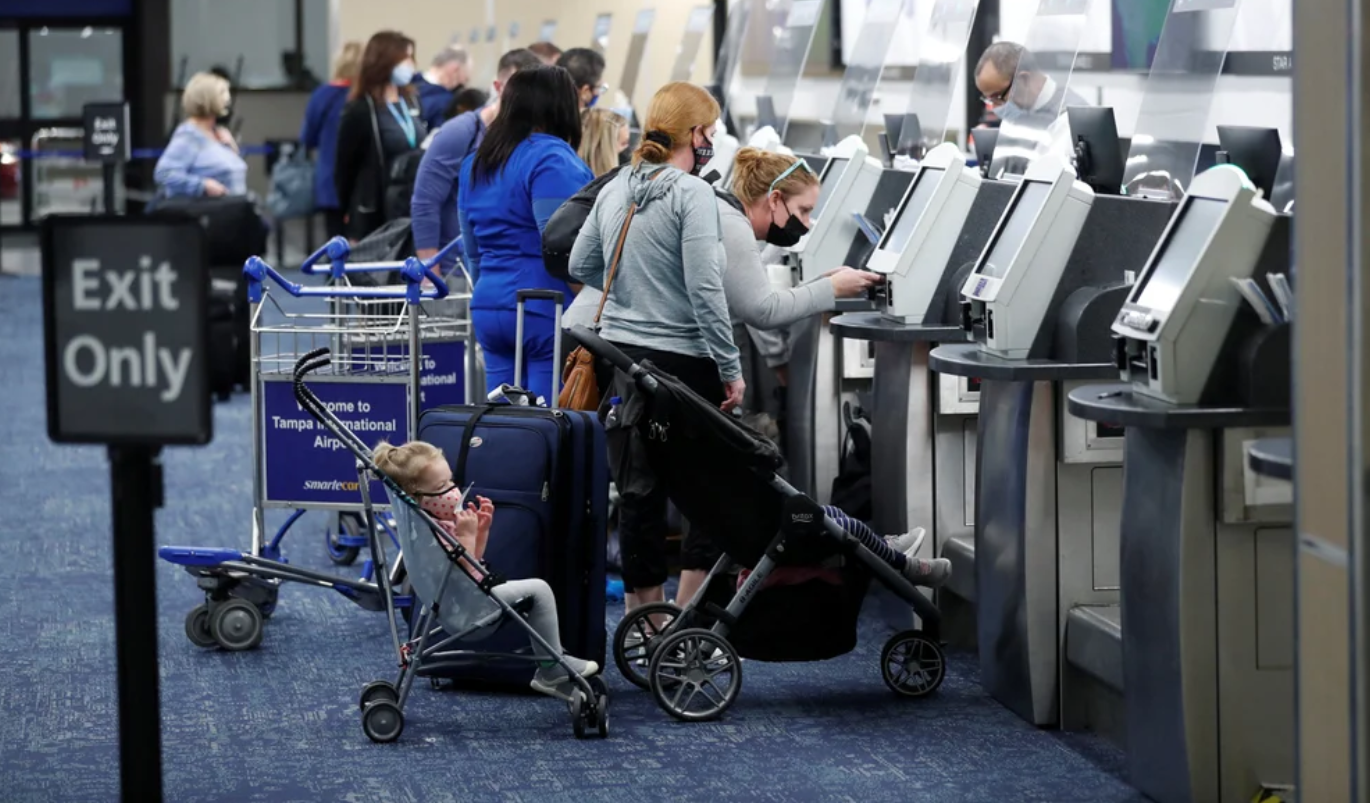 Estas son las aerolíneas que abandonaron la obligación de llevar mascarilla en los vuelos en EEUU