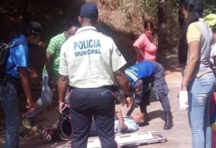 Tremendo “mamonazo” se pegó este chamito tras encaramarse a una mata de mangos en La Guaira