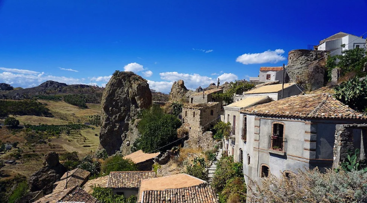 Qué misterios esconde el pueblo fantasma italiano que fue abandonado tras una sucesión de terremotos