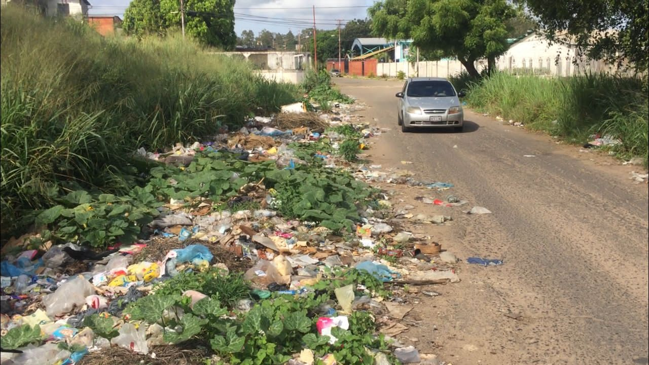 Basura y delincuencia por doquier: el “pan de cada día” de los habitantes de la UD 102 en Bolívar (FOTOS)