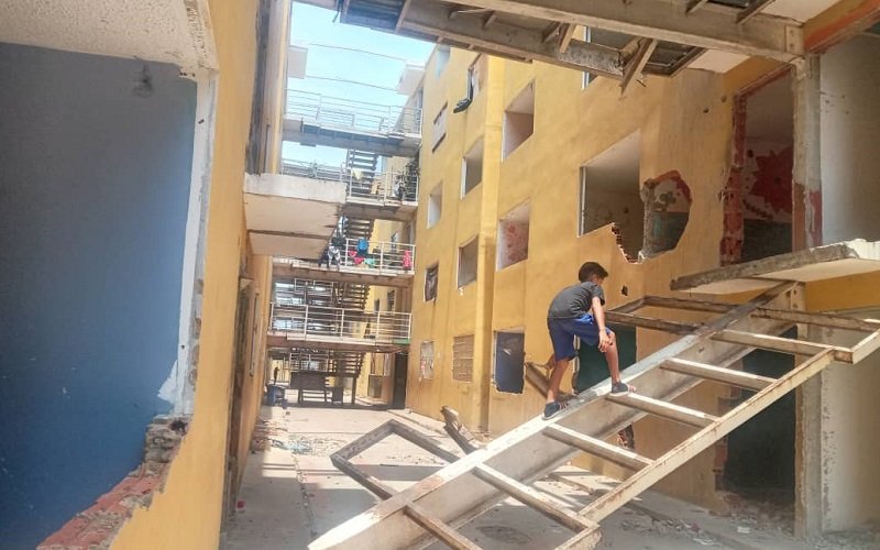 Misión Vivienda en Barcelona colapsó y los habitantes llevan dos meses esperando por su reubicación (FOTOS)