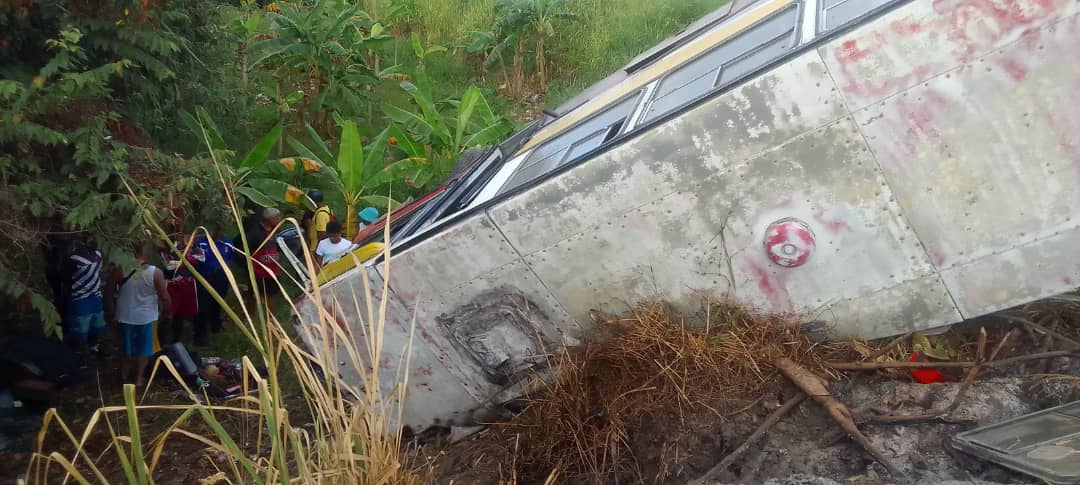 Volcamiento de un autobús en la carretera Curiepe en Miranda dejó un fallecido y 13 heridos #23Abr (FOTOS)