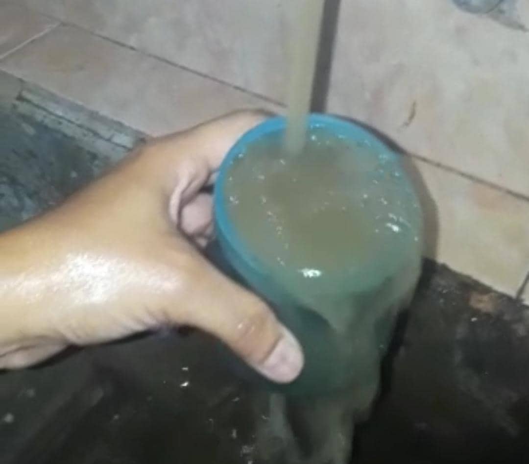 Agua hedionda y turbia es lo que les toca a los habitantes de Porlamar en Semana Santa