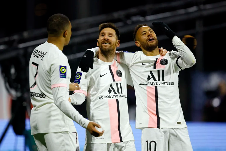 Mbappé volvió a encender las alarmas sobre su futuro en PSG con una llamativa declaración sobre Messi y Neymar