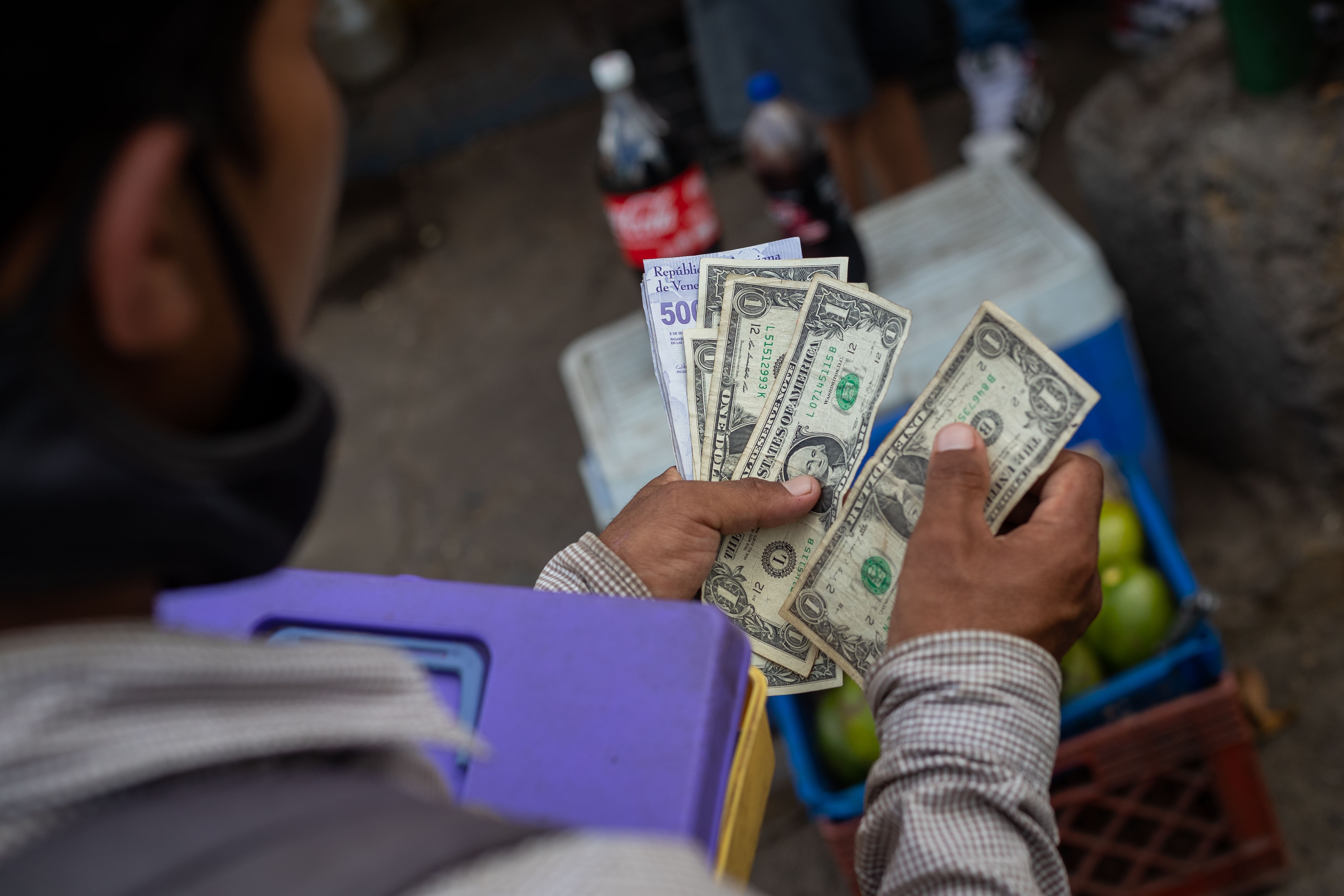 Alza del dólar pone a temblar las quincenas en Venezuela