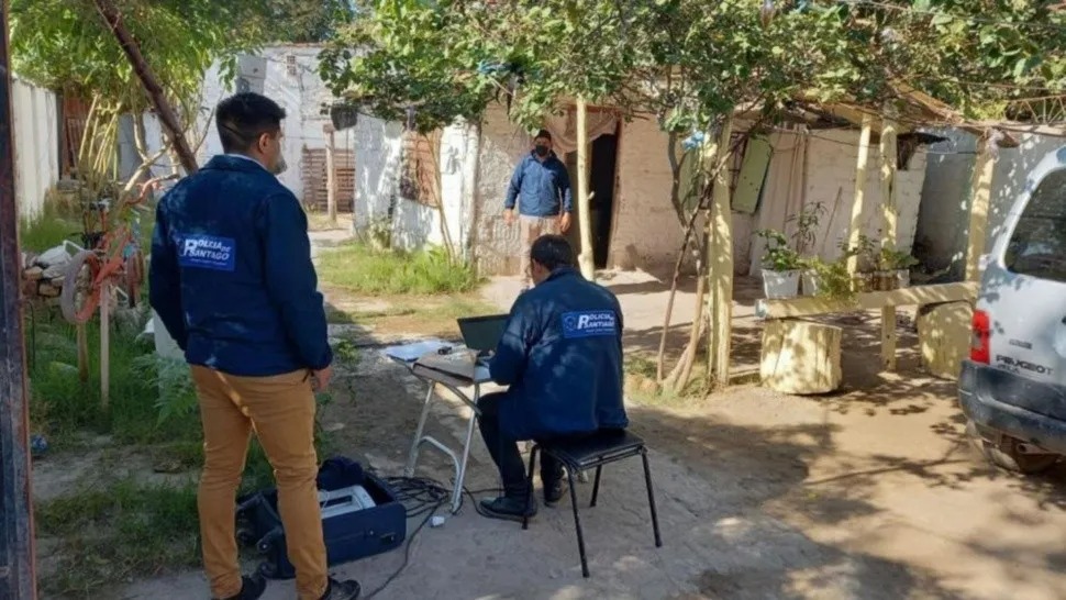 Acuchilló a su ex, la estranguló y la acomodó en una cama para que su hija durmiera con el cadáver