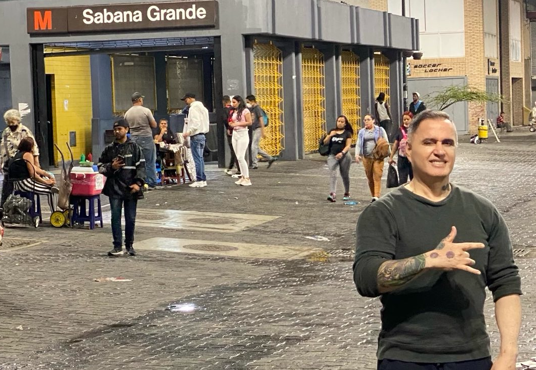 Tarek William se compra los “piso” en Sabana Grande (pero los envidiosos dirán que es Paint)