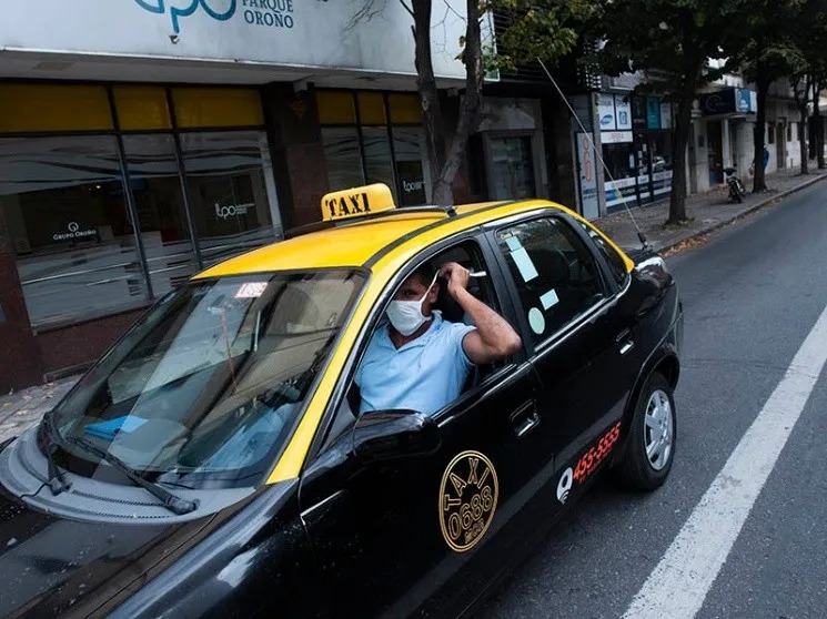 ¡Insólito! No había patrullas y los policías se tomaron un taxi para perseguir a un delincuente