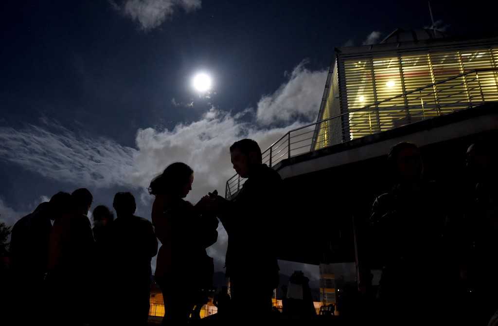 Se le apareció la Virgen después de tomarle una FOTO a la Luna