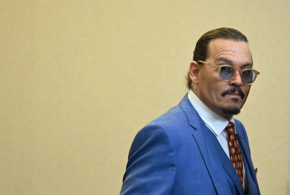 ¡Otro dolor de cabeza! Mujer gritó en la corte que Johnny Depp es el padre de su bebé: “¡este bebé es tuyo!”