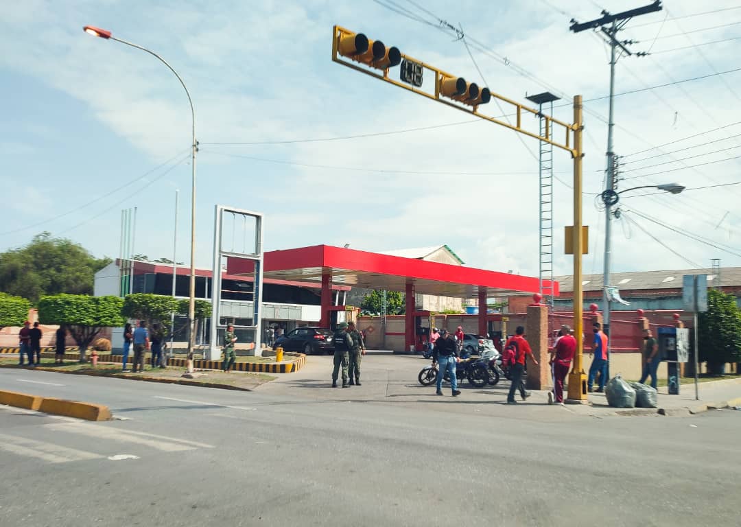 Camioneros pasan hasta 14 días en cola para surtir gasoil “del barato” en Maracay