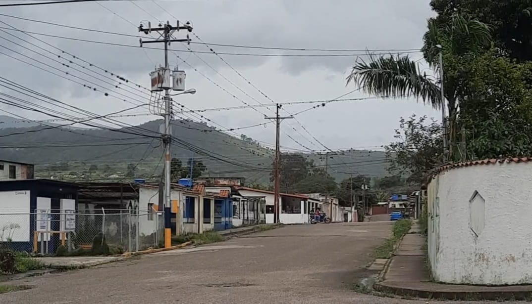 “Yo no sufría de la tensión, ahora sufro de eso”: el calvario de vivir en Rubio sin luz e incomunicados (VIDEO)