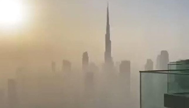 Una tormenta de arena envuelve al Burj Khalifa, el edificio más alto del mundo en Dubái (VIDEO)