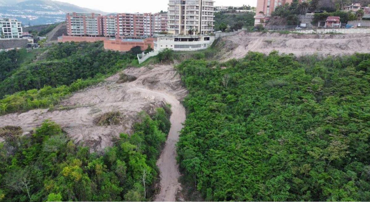 Vecinos alertan sobre movimiento de tierra en área verde del municipio Baruta (Video)