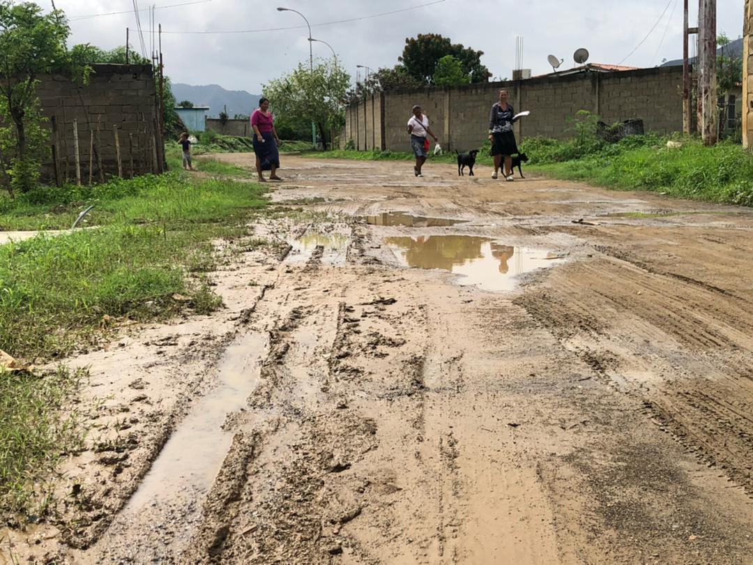 Bolsas en los zapatos para cruzar los pantanos callejeros : el “último grito” de la desidia en Guárico