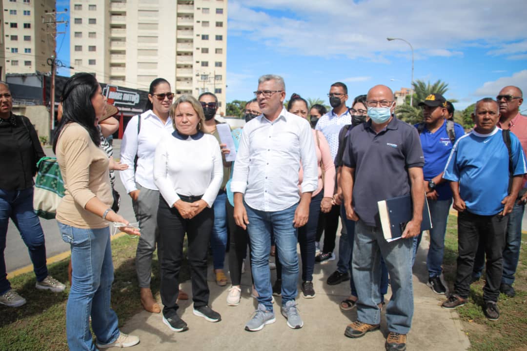 Macanagüeros cruzaron puente La Restinga para exigir en Hidrocaribe agua para la Península de Macanao