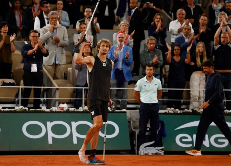 La emotiva ovación del público a Zverev tras volver a la cancha en muletas (Video)