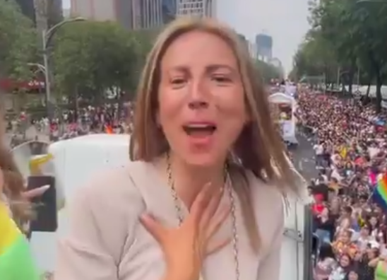 ¡Me amo, te amo! La mujer que habla idioma alienígena fue a una marcha gay y causó un revuelo increíble (Video)