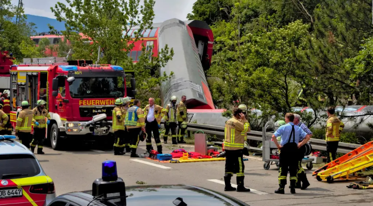 Investigan a tres empleados por descarrilamiento de tren en Alemania