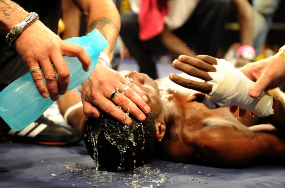 “No puedo soportarlo”: rival de boxeador que murió tras lanzar golpes al aire amenaza atentar contra su vida