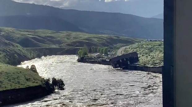 La furia de las violentas inundaciones en Yellowstone arrastra una casa en segundos (VIDEO)