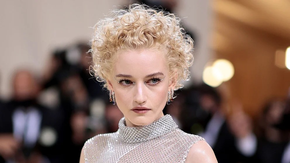 De odiar la escuela a ser la mejor alumna de los clásicos de Hollywood: Julia Garner, la actriz que roba las miradas