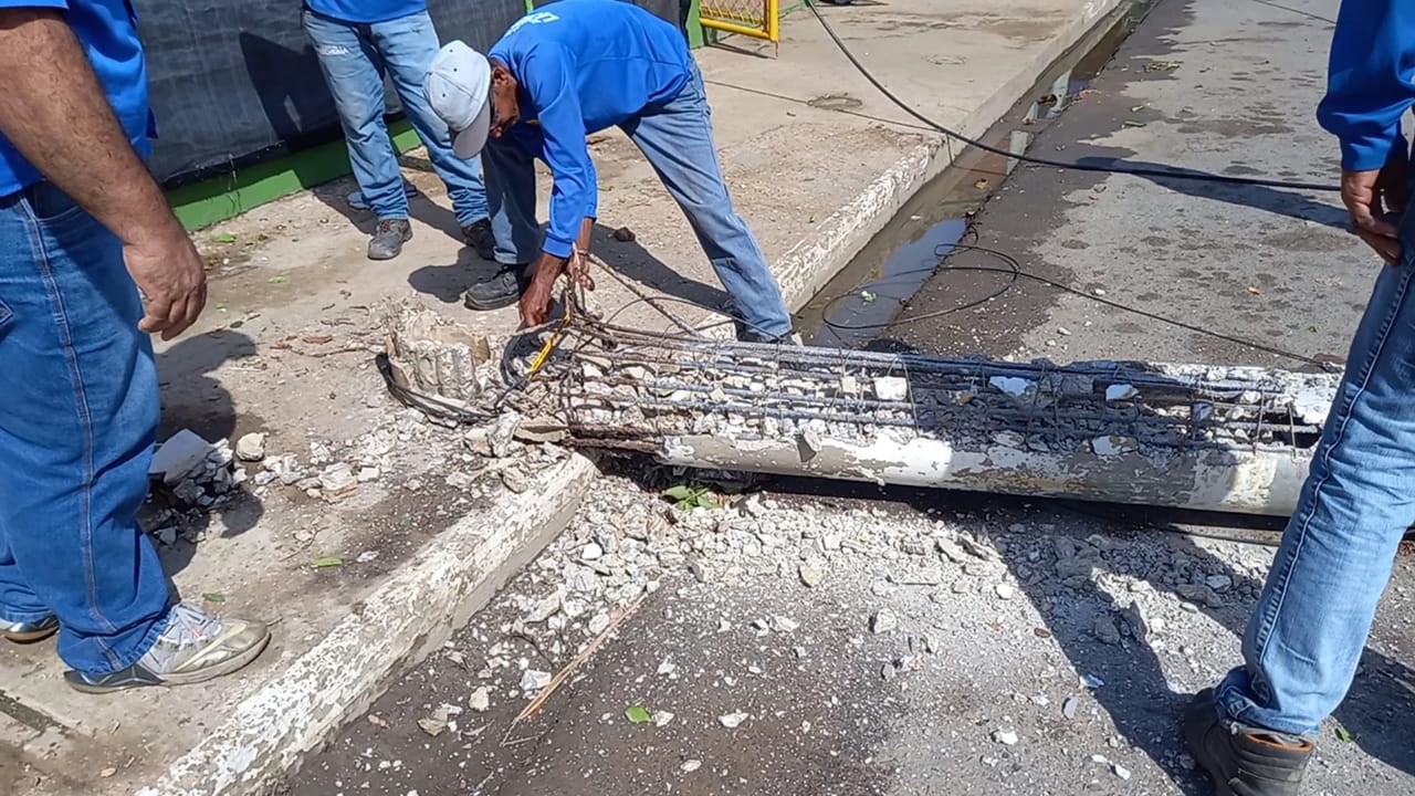 Onda tropical tumbó un poste y dejó en la oscuridad a más de tres mil vecinos en Lechería (FOTOS)