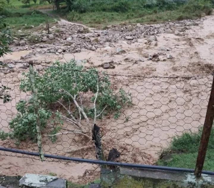 Buscan a niños arrastrados por el río Escalante en Mérida tras las fuertes precipitaciones