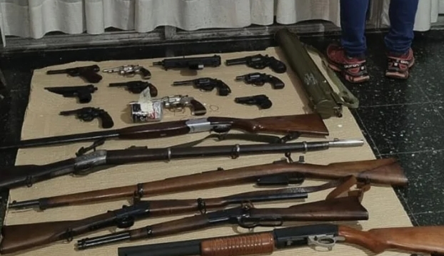 Vendía armas pesadas en internet: ofrecía una ametralladora y hasta un lanzamisiles