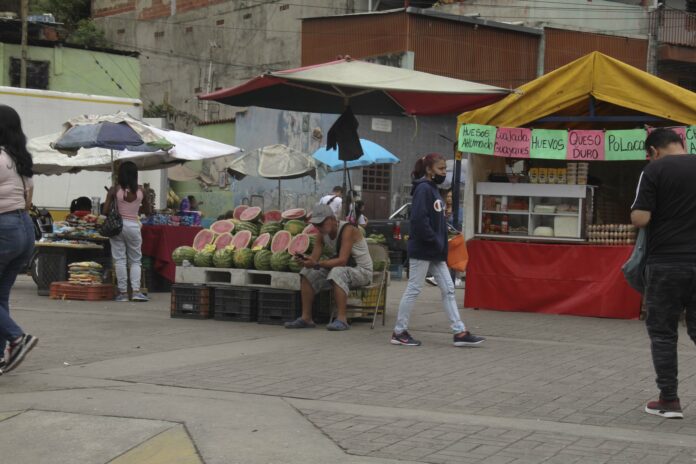 Comerciantes en El Valle se aprovechan del desbarajuste del dólar para subir precios sin clemencia