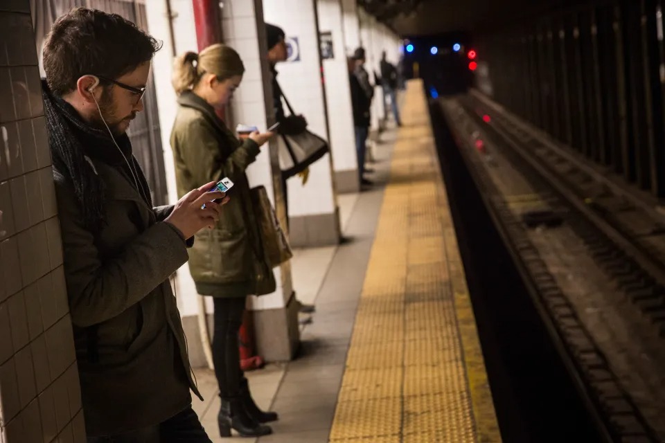 Presintió su muerte pero no la evitó: Falleció al caer en las vías del metro de Manhattan