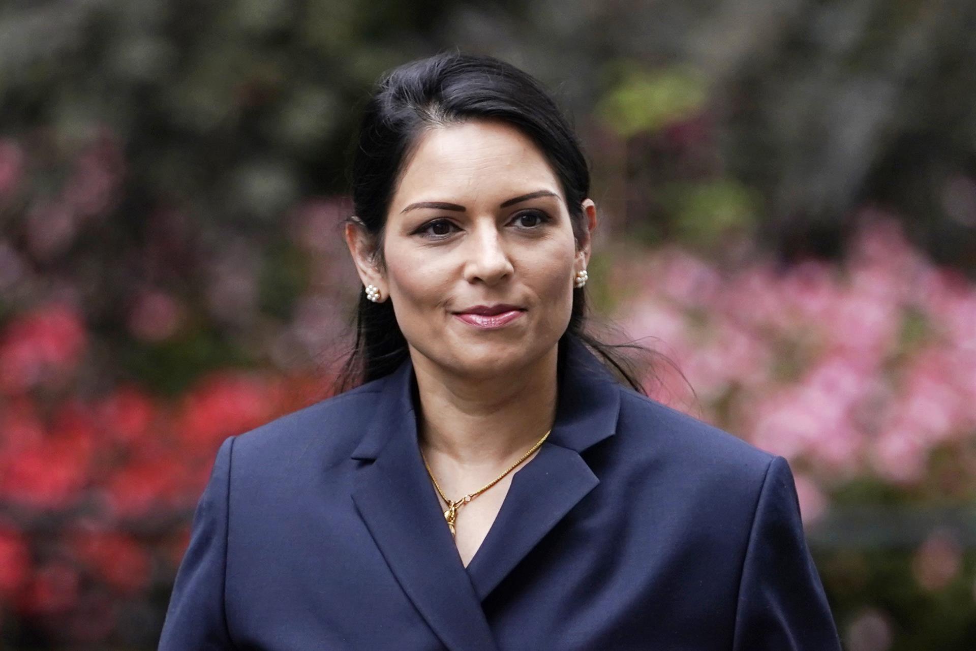 Priti Patel, ministra de Interior anunció su salida del Gobierno británico