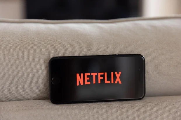 ¡Tragedia! Murieron dos actores de Netflix: volcó la camioneta que los trasladaba a la filmación