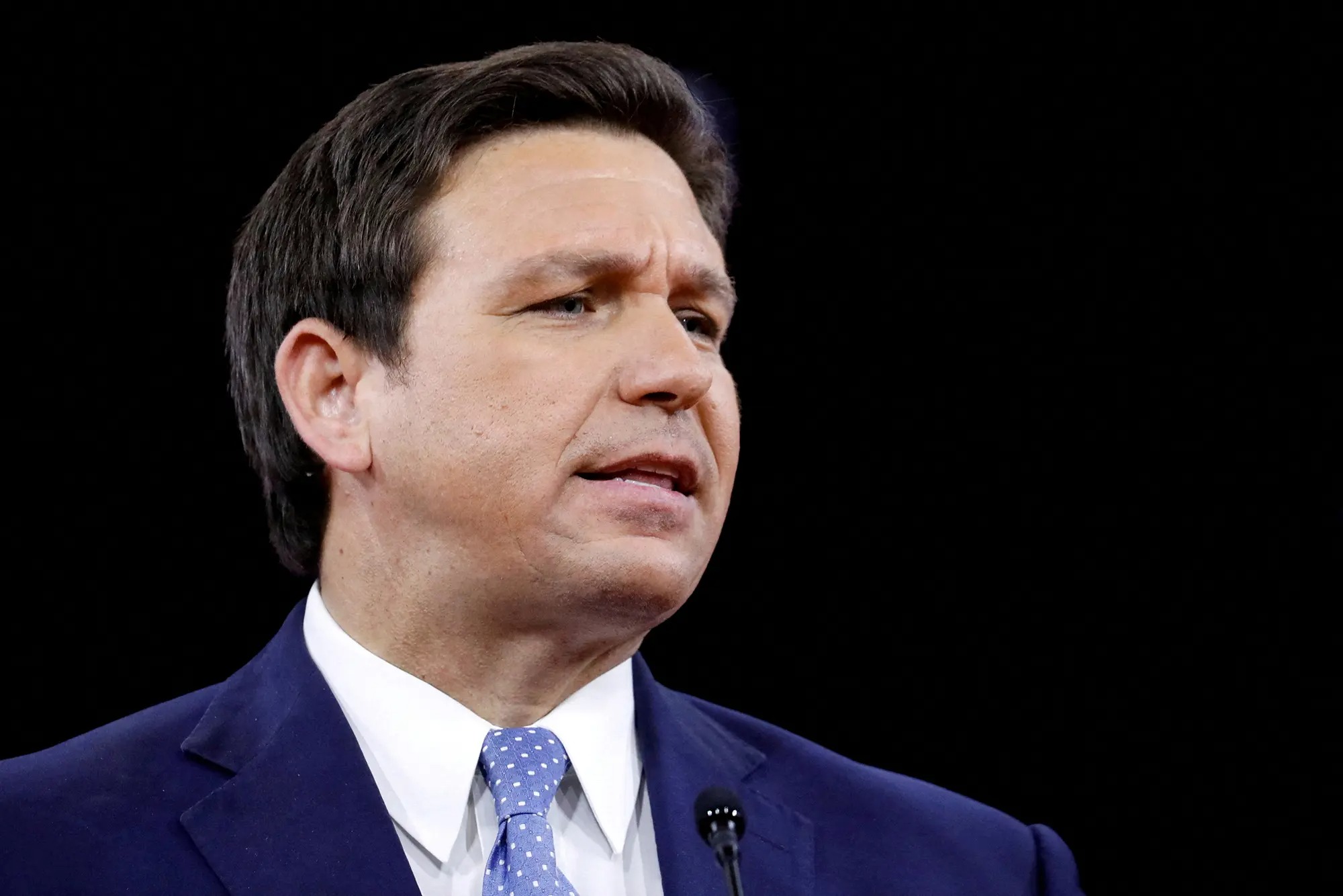 DeSantis firma nuevas medidas de seguridad escolar tras masacre en Texas