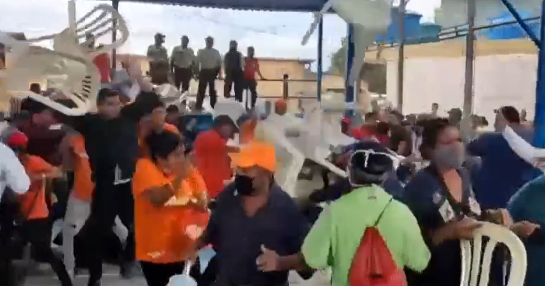 Volaron sillas y golpes: chavistas violentos prendieron trifulca para sabotear visita de Guaidó en Zulia (VIDEOS)