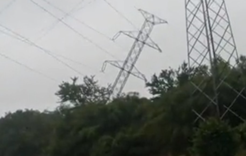 Lluvias provocaron caída de torre de alta tensión y un posterior apagón en Lara